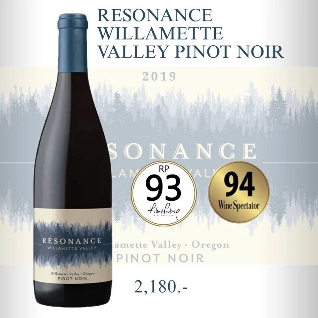 RÉSONANCE Pinot Noir 2019 – Willamette Valley, Oregon, USA

สัมผัสเสน่ห์ของ Pinot Noir จาก Willamette Valley แหล่งผลิตไวน์ที่ได้รับการยกย่องว่าเป็น “Burgundy แห่งอเมริกา”

ไวน์ตัวนี้โดดเด่นด้วย รสผลไม้แดงสุกฉ่ำ กลิ่นเครื่องเทศหอมอ่อนๆ และโครงสร้างที่เนียนนุ่มนวลสมดุล