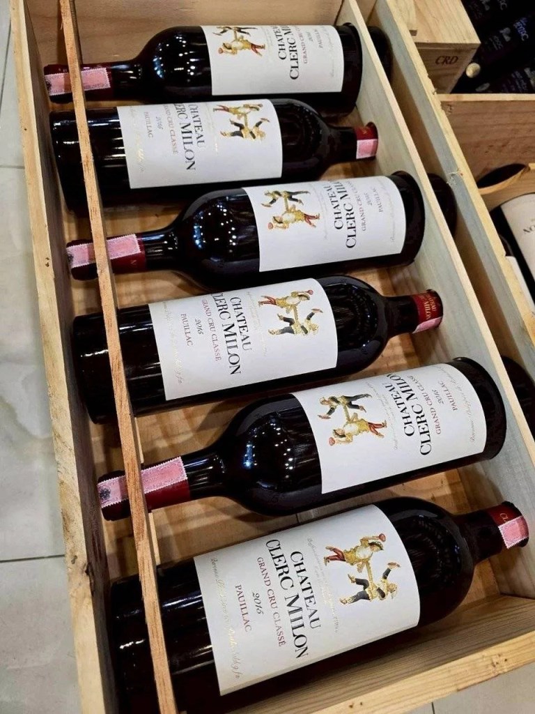 🇨🇵 Château Clerc Milon 2015 – สินค้าเข้าใหม่** 🏆สำหรับนักดื่มไวน์ผู้หลงใหลความหรูหราและมีรสนิยม เราขอแนะนำไวน์ระดับ Grand Cru Classé จากแคว้น Pauillac, Bordeaux ที่ได้รับการยกย่องในความสมดุล กลิ่นหอม และรสชาติที่เปี่ยมด้วยเอกลักษณ์ 🏆ไวน์ปี 15 พร้อมดื่ม ให้กลิ่นหอมของผลไม้สุกเข้มข้น แฝงด้วยกลิ่นโอ๊ก เครื่องเทศ และความนุ่มลึกที่พัฒนาขึ้นเรื่อยๆ ตามกาลเวลา เหมาะสำหรับทั้งการดื่ม ซื้อฝาก และสะสมเพื่อเพิ่มมูลค่า 🍷ความคลาสสิกแห่ง Pauillac ที่สะท้อนความประณีตของไวน์ฝรั่งเศสระดับโลก