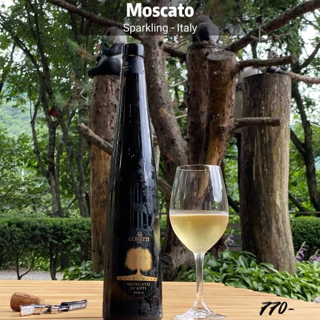 Cossetti Gelsomora Moscato d’Asti 2023

สปาร์กลิงไวน์ที่เต็มไปด้วยเสน่ห์แห่งความสดชื่นจากแคว้น Piedmont ประเทศอิตาลี รสหวานละมุนจากองุ่นพันธุ์ Moscato พร้อมกลิ่นหอมของดอกไม้และผลไม้สุก ดื่มง่าย สดใส มีความฟองนุ่มละเมียด เหมาะสำหรับทุกโอกาส ไม่ว่าจะจิบคู่กับของหวาน ผลไม้ หรือจะดื่มเพลิน ๆ เพื่อเติมเต็มค่ำคืนแห่งความสุข
