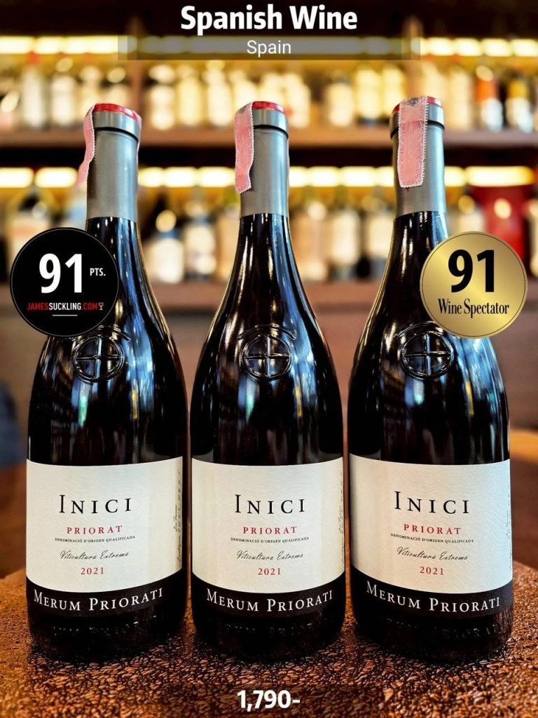 Priorat – มีชื่อเสียงในความเข้มข้นและซับซ้อน องุ่น Garnacha และ Cariñena เติบโตบนดินหินลิกอไรท์อันโดดเด่น ทำให้ไวน์มีรสชาติลึกซึ้ง กลมกลืน และหรูหรา