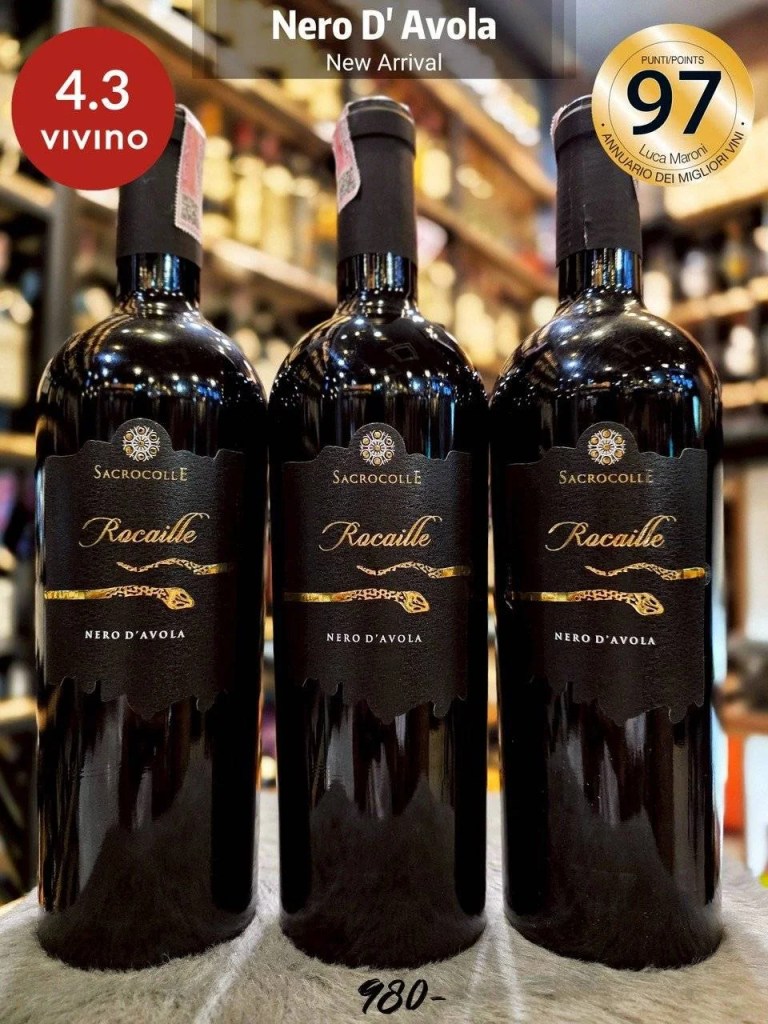 Rocaille” Nero D’Avola
เสน่ห์ขององุ่น Nero D’Avola ไวน์แดงยอดนิยมจากเกาะซิซิลี ที่เปี่ยมด้วยเอกลักษณ์ กลิ่นหอมเข้มข้นของผลไม้ตระกูลเบอร์รี่สุก ผสานเครื่องเทศและแทนนินนุ่มละมุน รสชาติกลมกล่อม ดื่มง่ายแต่ลึกซึ้ง