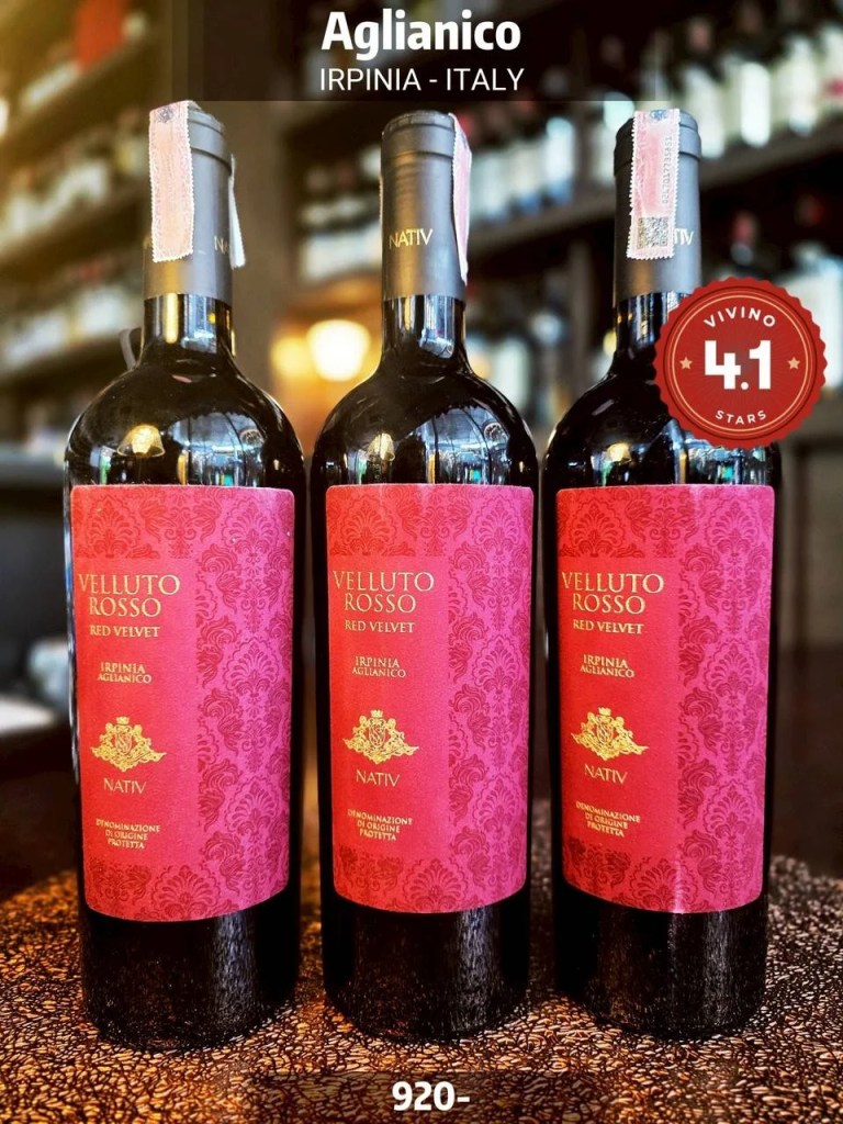 Velluto Rosso Aglianico 2021
ไวน์องุ่น Aglianico จาก Irpinia, Italy ที่ได้รับฉายาว่า “Barolo แห่งแดนใต้” เพราะให้กลิ่นและรสที่ลุ่มลึก มีโครงสร้างชัดเจนแต่ดื่มง่ายและสมดุล
กลิ่นหอมเข้มข้นของเชอร์รี่สุก แบล็กเบอร์รี และวานิลลา ผสานกับโน้ตของโกโก้และเครื่องเทศเบา ๆ

รสสัมผัสนุ่มดุจกำมะหยี่ (ตามชื่อ “Velluto Rosso” ที่แปลว่า Red Velvet) ดื่มง่ายแต่ยังคงความหนักแน่นของไวน์อิตาเลียนชั้นดี