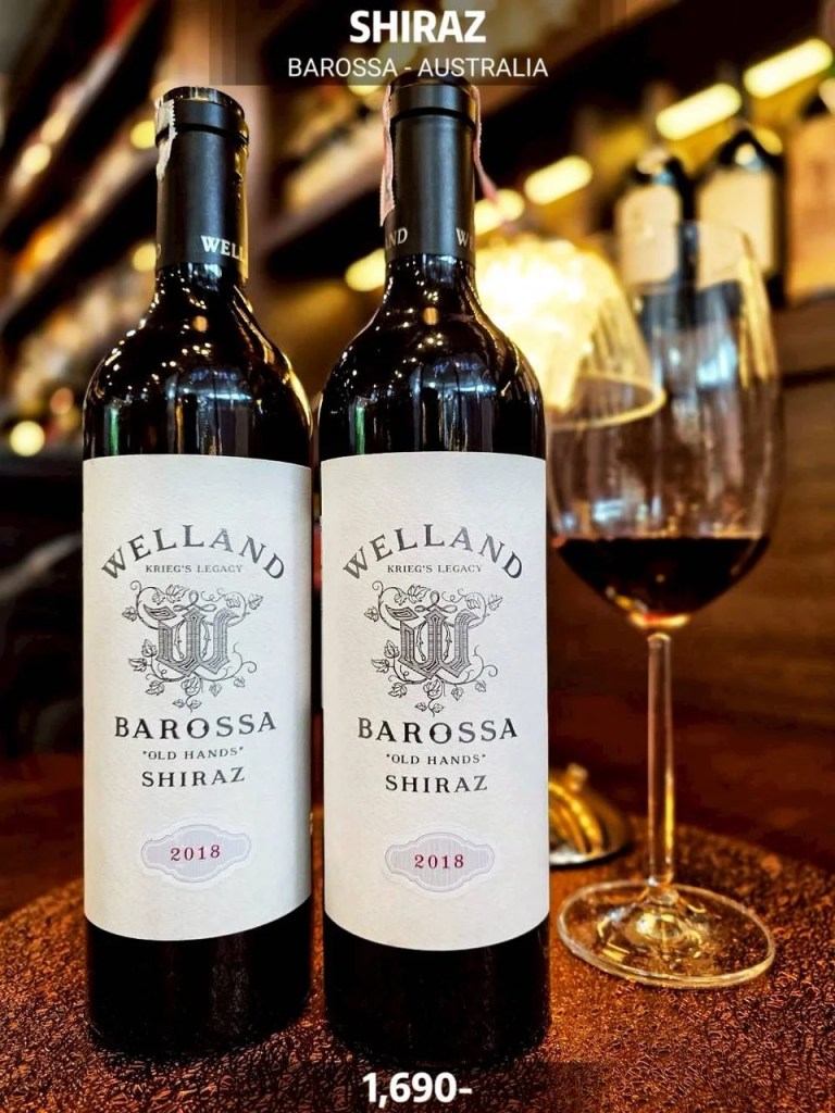 Welland, Old Hands Shiraz, 2018 Australia

หนึ่งใน Shiraz ที่ดีที่สุดสำหรับปีนี้

ได้มีโอกาสดื่ม Welland Shiraz ซึ่งช่างน่าประทับใจมากๆ Old Hands คือองุ่นเถาเก่าอายุประมาณร้อยปีจาก Barossa Valley แหล่งผลิต Shiraz ที่ดีที่สุดแห่งหนึ่งของโลก สิ่งที่น่าประทับใจคือไวน์มีโครงสร้างที่ดี เข้มข้น สมดุล ทั้งในแง่รสชาติ หรือกลิ่นที่นวลละมุน แทนนินที่เนียนละเอียดมากที่สุดเท่าที่จะสัมผัสได้ นับเป็นหนึ่งในไวน์ที่ประทับใจที่สุด